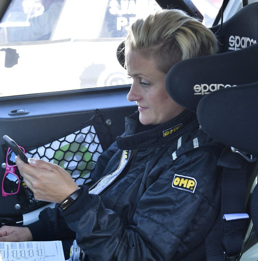 Heidi Knudsen fik guidet Rasmus Sørensen frem til en førsteplads i R2-klassen og dermed tog de springet op til tredjepladsen i Autoplus Dansk Super Rally før den fjerde DM-runde i august.
(Foto: MD/specialpress@gmail.com)